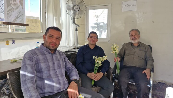 تصاویر/اداء احترام مردم خوزستان با تقدیم 24 هزار شاخه گل نرگس به شهید سلیمانی