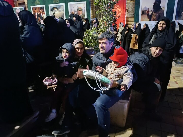 تصاویر/اداء احترام مردم خوزستان با تقدیم 24 هزار شاخه گل نرگس به شهید سلیمانی