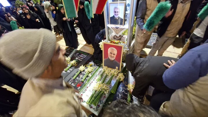 تصاویر/اداء احترام مردم خوزستان با تقدیم 24 هزار شاخه گل نرگس به شهید سلیمانی