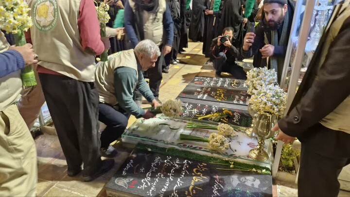 تصاویر/اداء احترام مردم خوزستان با تقدیم 24 هزار شاخه گل نرگس به شهید سلیمانی