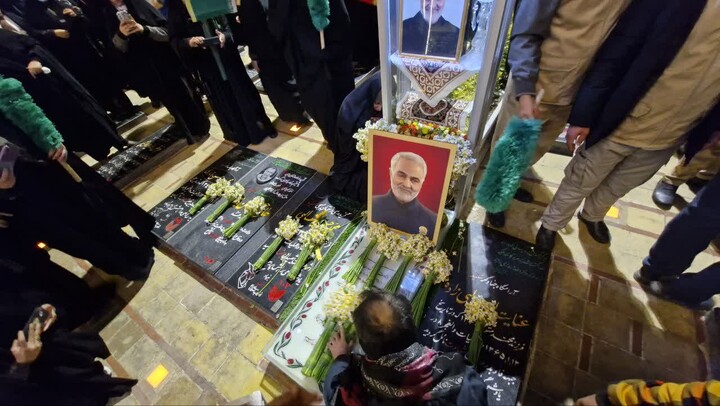 تصاویر/اداء احترام مردم خوزستان با تقدیم 24 هزار شاخه گل نرگس به شهید سلیمانی