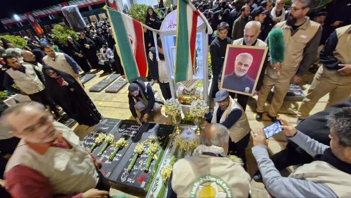 تصاویر/اداء احترام مردم خوزستان با تقدیم 24 هزار شاخه گل نرگس به شهید سلیمانی