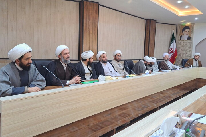 تصاویر/ نشست معاون پژوهش حوزه های علمیه با مدیران مدارس اردبیل