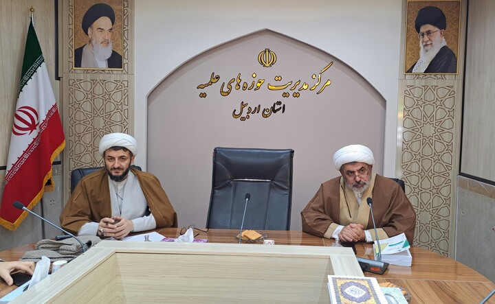 تصاویر/ نشست معاون پژوهش حوزه های علمیه با مدیران مدارس اردبیل