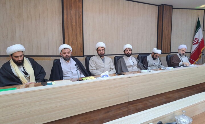 تصاویر/ نشست معاون پژوهش حوزه های علمیه با مدیران مدارس اردبیل