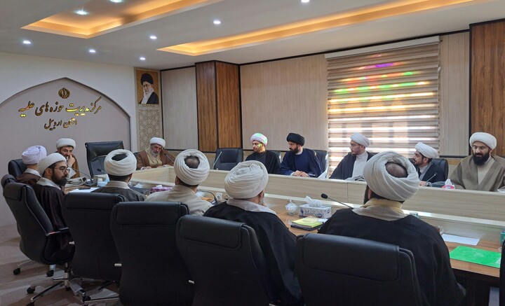 تصاویر/ نشست معاون پژوهش حوزه های علمیه با مدیران مدارس اردبیل