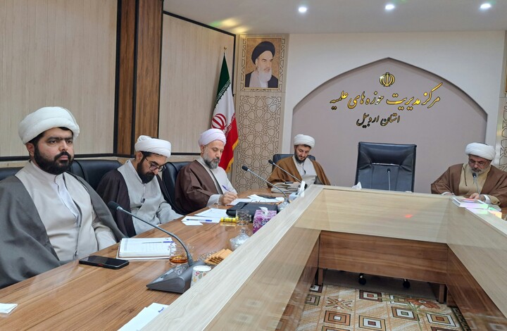 تصاویر/ نشست معاون پژوهش حوزه های علمیه با مدیران مدارس اردبیل