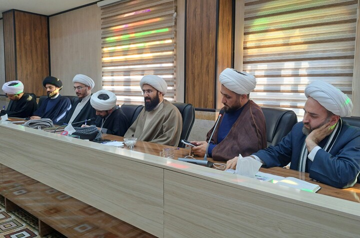 تصاویر/ نشست معاون پژوهش حوزه های علمیه با مدیران مدارس اردبیل