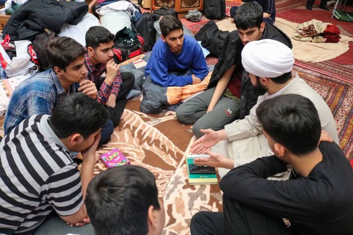 تصاویر/ حضور رییس شورای سیاستگذاری ائمه جمعه کشور در جمع معتکفین در مسجد روحانی