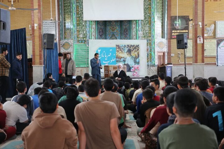 تصاویر/حضور نماینده ولی‌فقیه در استان مرکزی در جمع معتکفین دانش آموزی