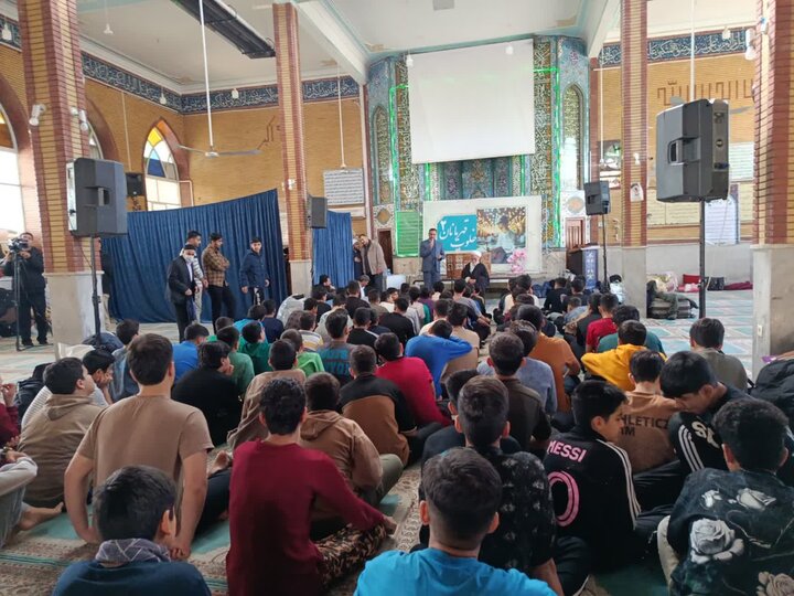 تصاویر/حضور نماینده ولی‌فقیه در استان مرکزی در جمع معتکفین دانش آموزی