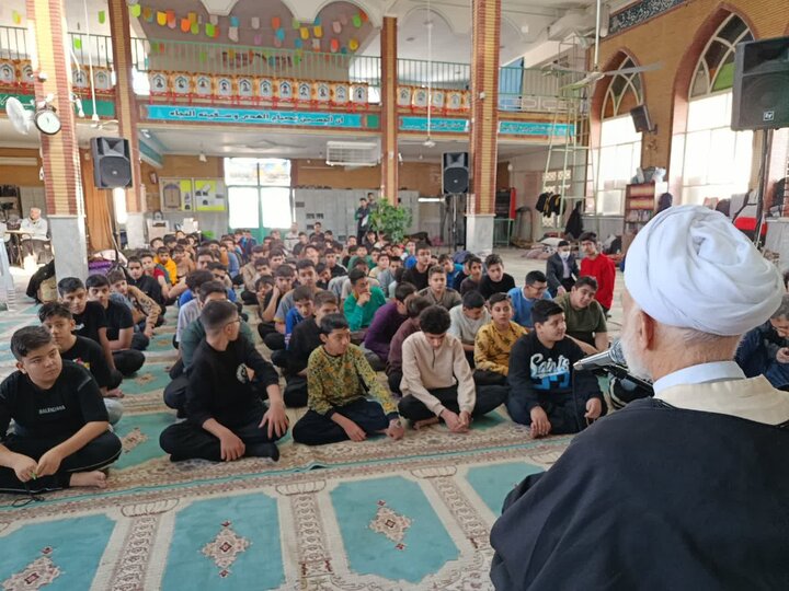 تصاویر/حضور نماینده ولی‌فقیه در استان مرکزی در جمع معتکفین دانش آموزی