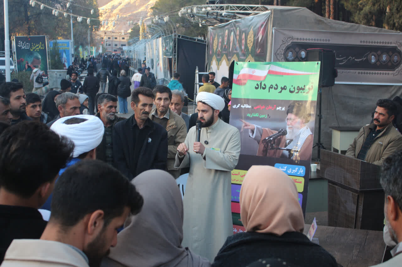 تصاویر/ اجرای برنامه‌های فرهنگی و تریبون آزاد در موکب طلاب سطح عالی کرمان