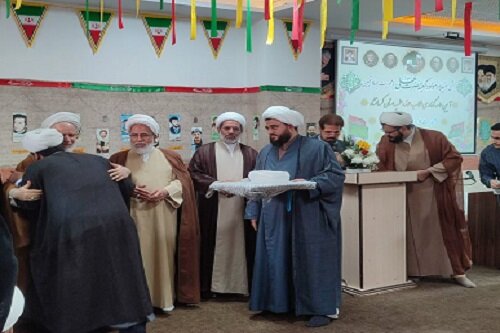 آیین با شکوه عمامه‌گذاری طلاب در شهرستان صحنه برگزار شد