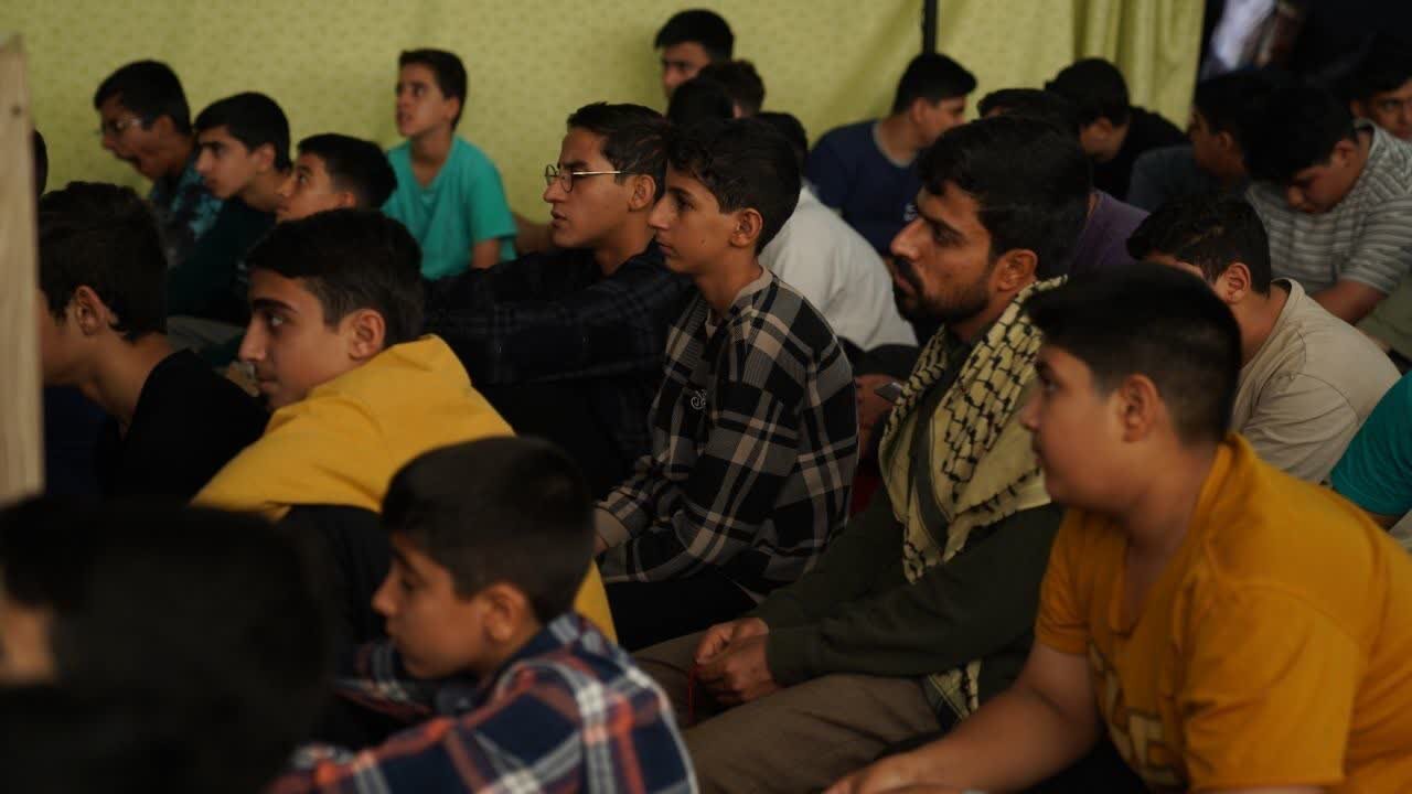 حضور پرشور نوجوانان پسر در آیین اعتکاف ایام‌البیض در مساجد شهرستان رفسنجان.