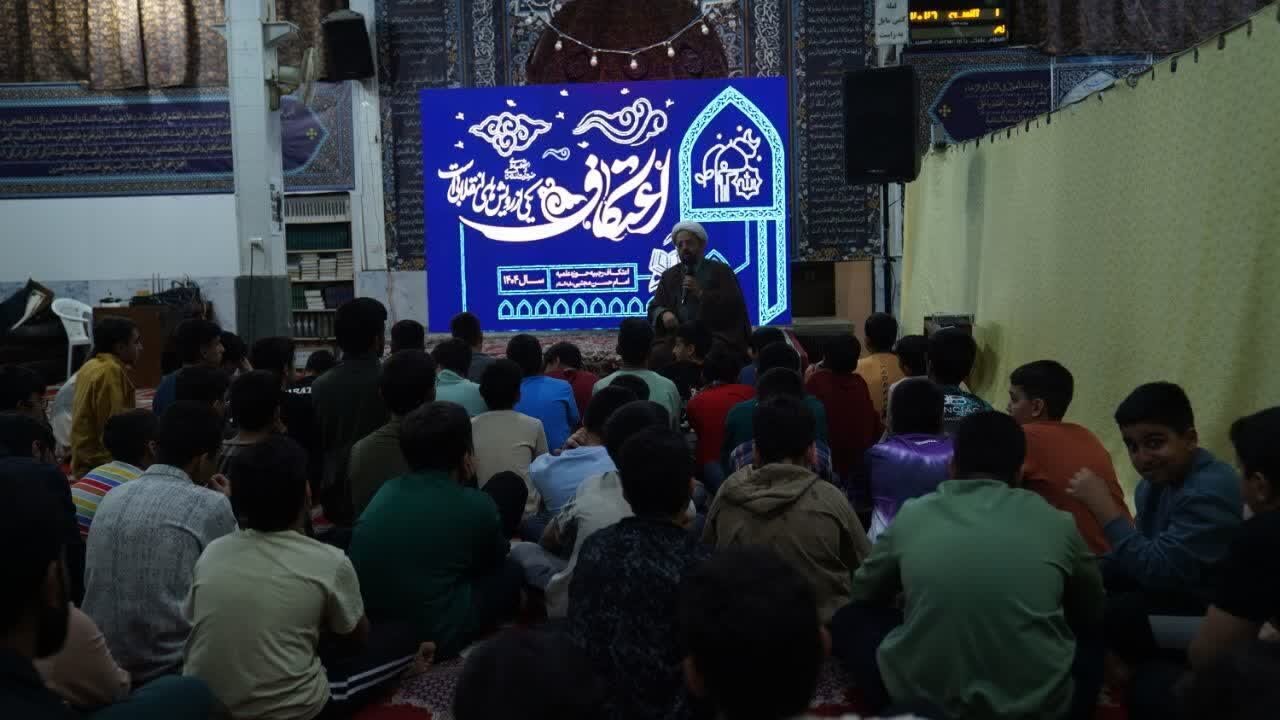 حضور پرشور نوجوانان پسر در آیین اعتکاف ایام‌البیض در مساجد شهرستان رفسنجان.