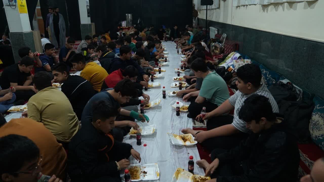 حضور پرشور نوجوانان پسر در آیین اعتکاف ایام‌البیض در مساجد شهرستان رفسنجان.