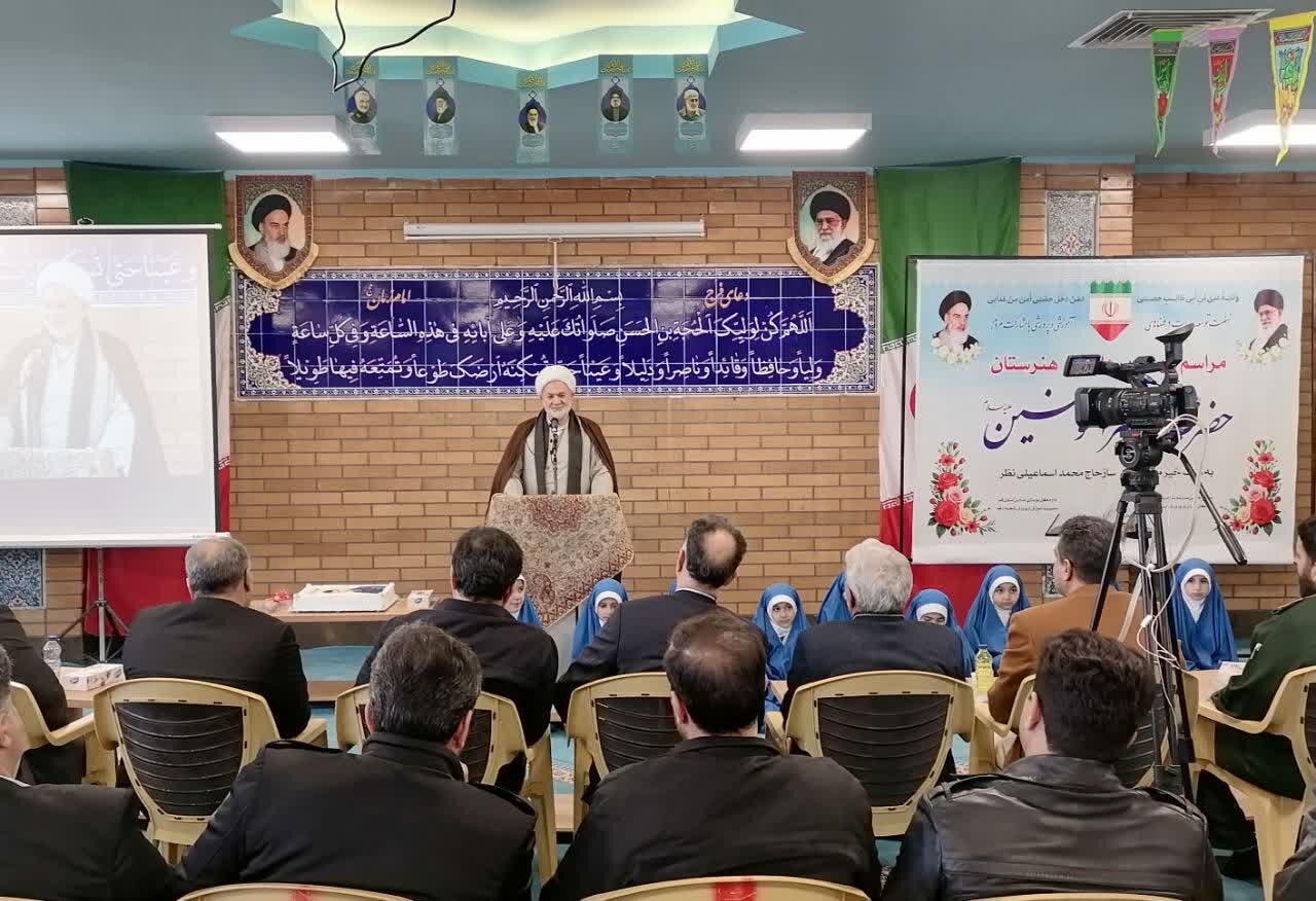 تجلیل از خیر مدرسه ساز نمونه کشور در قم