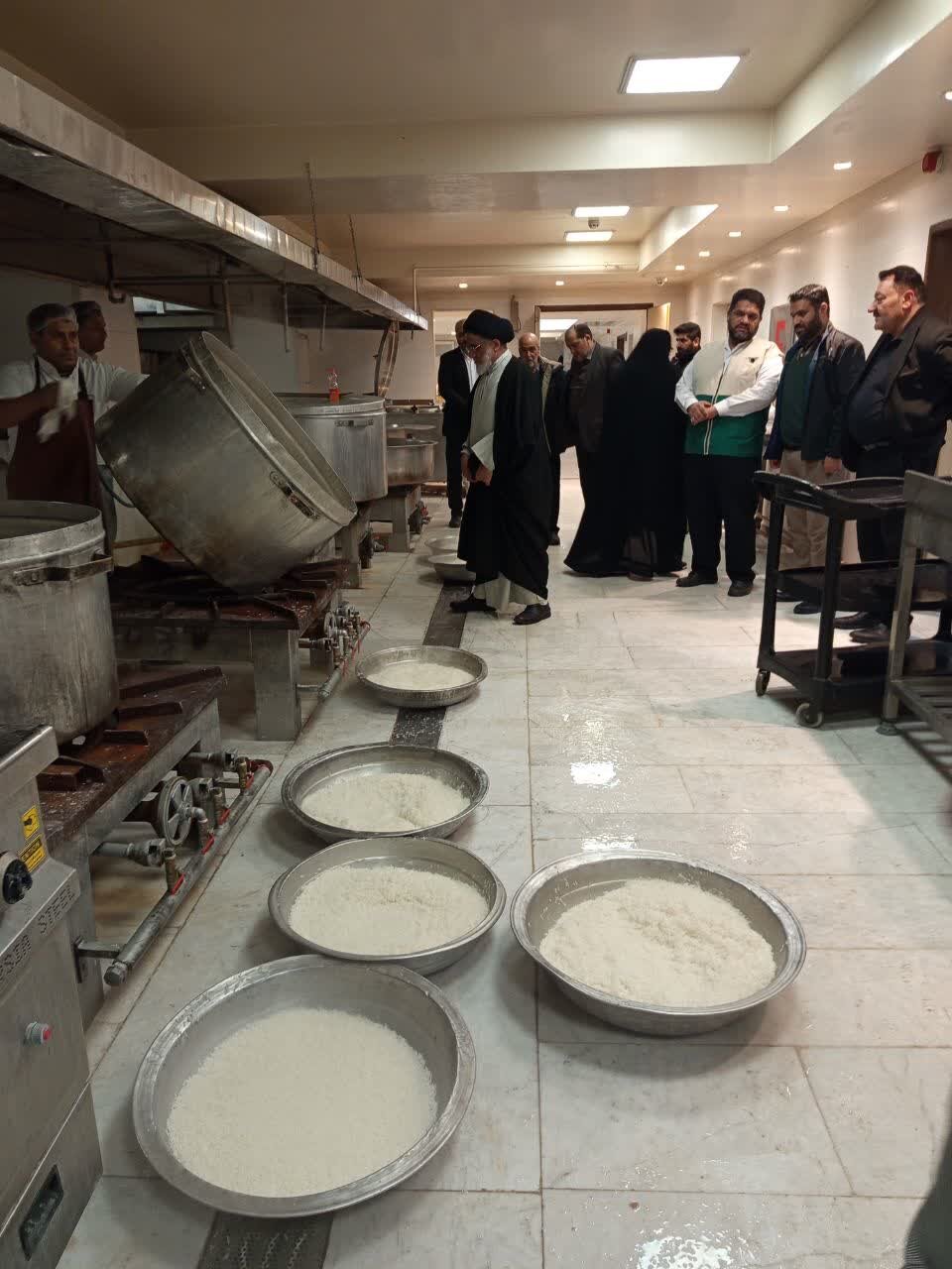 بازدید امام جمعه نطنز از آشپزخانه پخت غذای اعتکاف +تصاویر