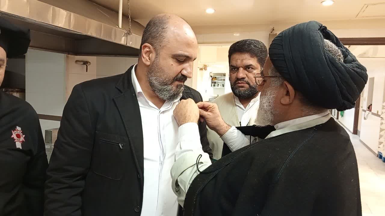 بازدید امام جمعه نطنز از آشپزخانه پخت غذای اعتکاف +تصاویر