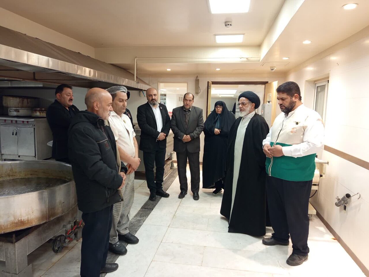 بازدید امام جمعه نطنز از آشپزخانه پخت غذای اعتکاف +تصاویر