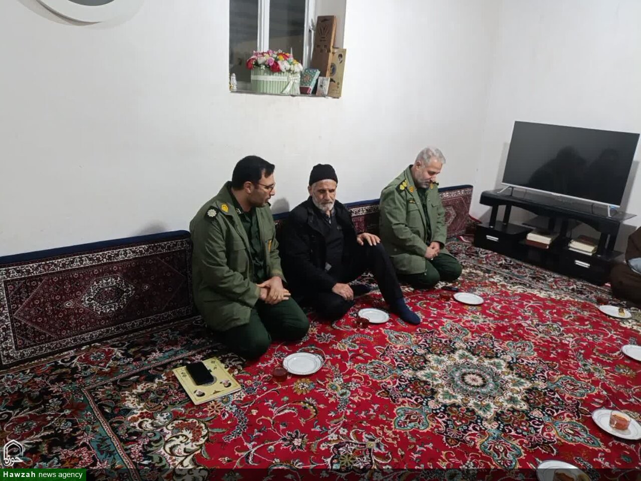 تجلیل مسئولان ابهر از خانواده شهید مهری + عکس