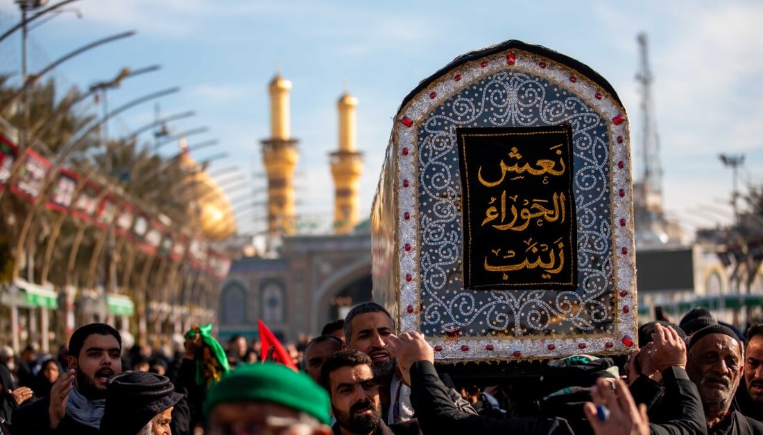 صور/ تشييع النعش الرمزي للسيدة زينب (عليها السلام) في كربلاء