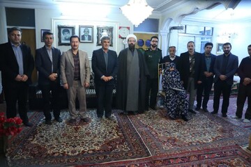 تجلیل امام جمعه لالجین از  مادر شهیدان کشوری‌دلاور+تصاویر