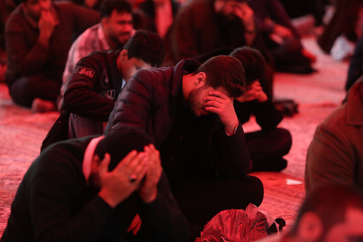 عزاداری زائران حرم حضرت معصومه (س) در سوگ عقیله بنی هاشم + تصاویر