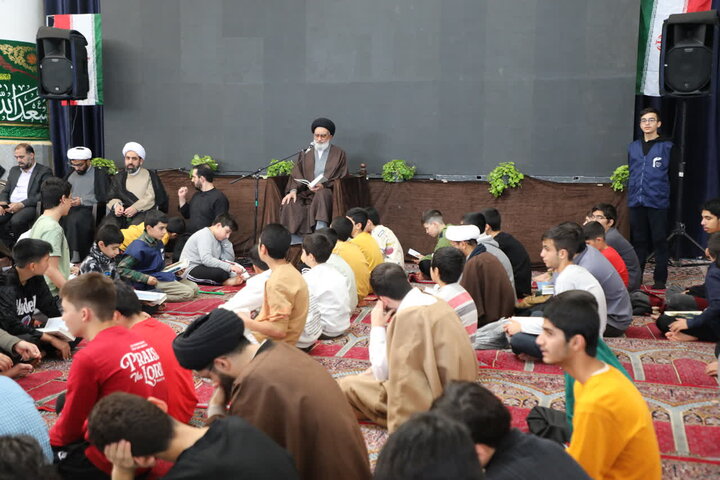 اعتکاف نوجوانان و جوانان  در مصلای قدس قم + تصاویر