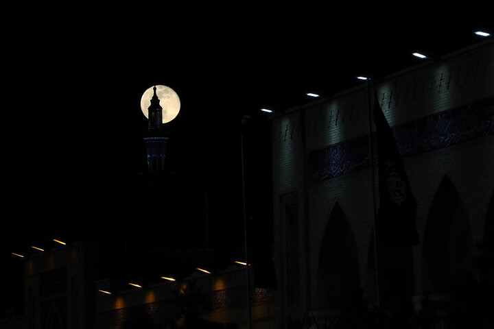 تصاویر/ حال و هوای حرم مطهر حضرت معصومه (س) در شب وفات حضرت زینب(س)