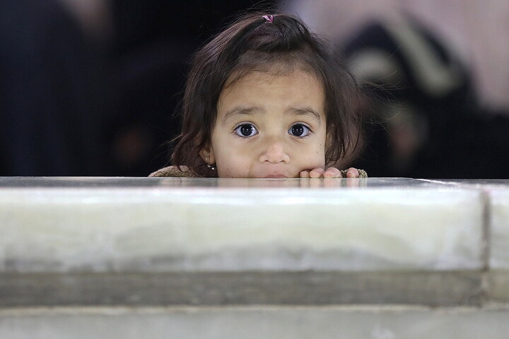 تصاویر/ حال و هوای حرم مطهر حضرت معصومه (س) در شب وفات حضرت زینب(س)