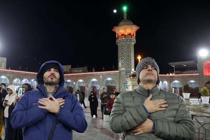 تصاویر/ حال و هوای حرم مطهر حضرت معصومه (س) در شب وفات حضرت زینب(س)