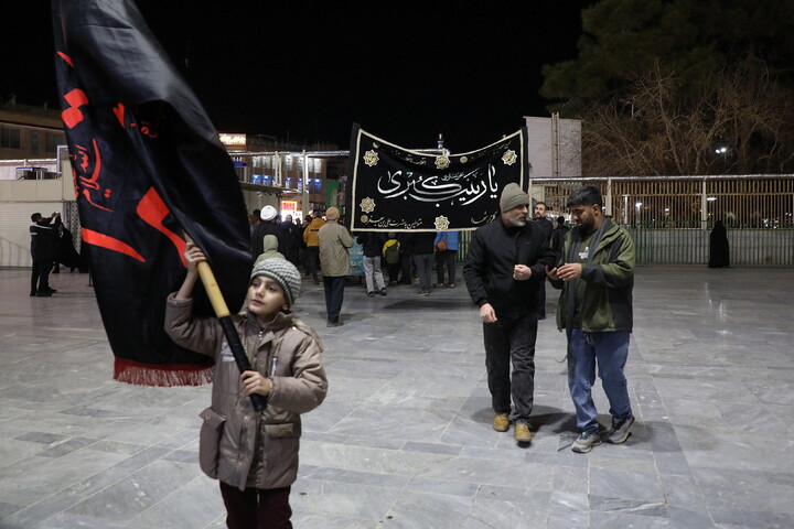 تصاویر/ حال و هوای حرم مطهر حضرت معصومه (س) در شب وفات حضرت زینب(س)