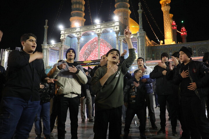 تصاویر/ حال و هوای حرم مطهر حضرت معصومه (س) در شب وفات حضرت زینب(س)