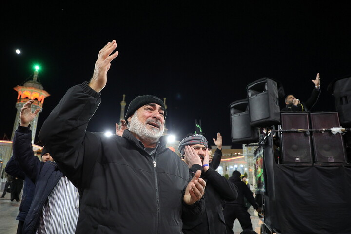 تصاویر/ حال و هوای حرم مطهر حضرت معصومه (س) در شب وفات حضرت زینب(س)