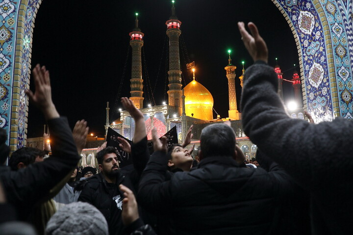 تصاویر/ حال و هوای حرم مطهر حضرت معصومه (س) در شب وفات حضرت زینب(س)