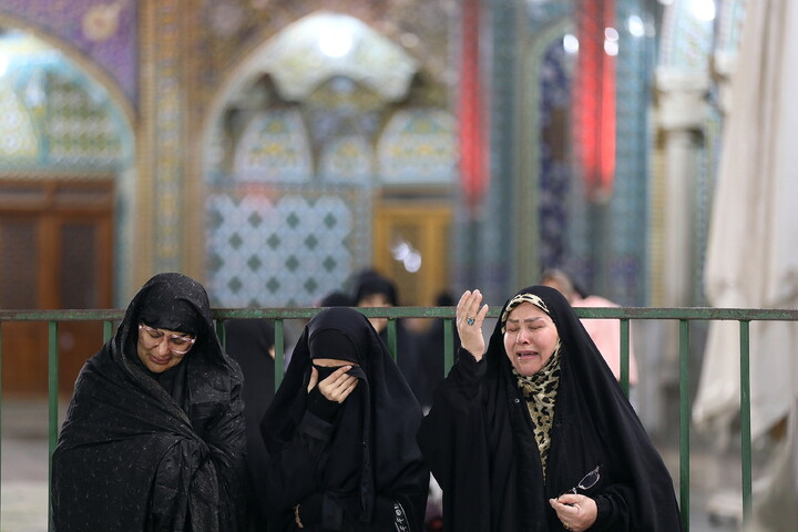 تصاویر/ حال و هوای حرم مطهر حضرت معصومه (س) در شب وفات حضرت زینب(س)