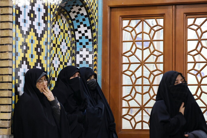 تصاویر/ حال و هوای حرم مطهر حضرت معصومه (س) در شب وفات حضرت زینب(س)