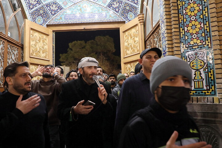 تصاویر/ حال و هوای حرم مطهر حضرت معصومه (س) در شب وفات حضرت زینب(س)