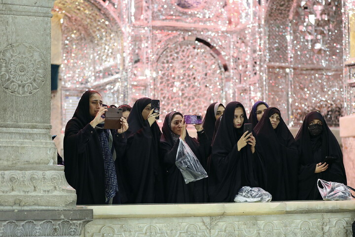 تصاویر/ حال و هوای حرم مطهر حضرت معصومه (س) در شب وفات حضرت زینب(س)