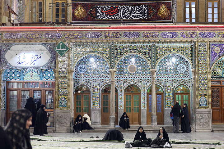 تصاویر/ حال و هوای حرم مطهر حضرت معصومه (س) در شب وفات حضرت زینب(س)