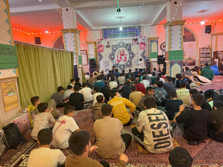 تصاویر/ حضور امام جمعه زنجان در اعتکاف دانش آموزی مسجد نبی اکرم (ص) کوی علوم پایه زنجان