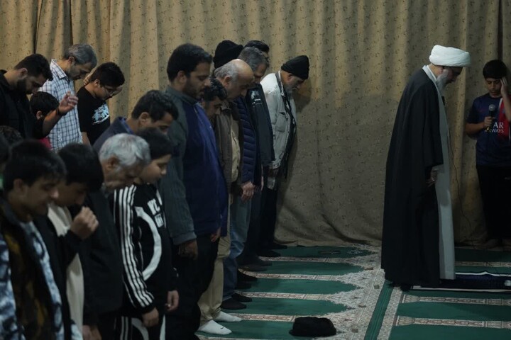 قاب هایی زیبا از حضور امام جمعه بوشهر در حلقه متعکفین