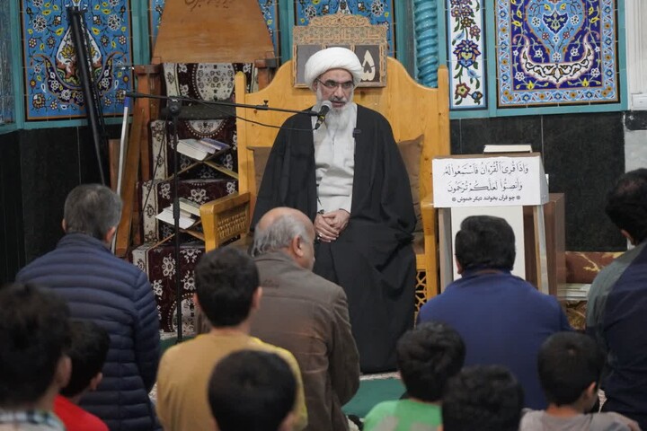 قاب هایی زیبا از حضور امام جمعه بوشهر در حلقه متعکفین