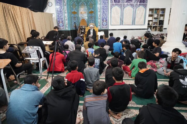 قاب هایی زیبا از حضور امام جمعه بوشهر در حلقه متعکفین