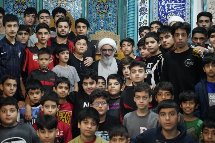 قاب هایی زیبا از حضور امام جمعه بوشهر در حلقه متعکفین