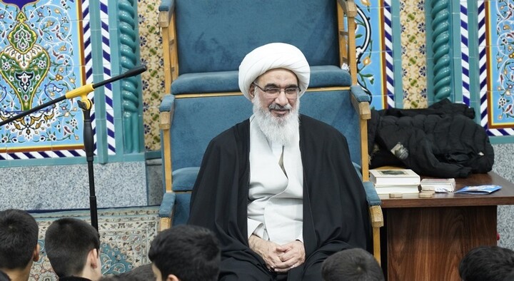 قاب هایی زیبا از حضور امام جمعه بوشهر در حلقه متعکفین