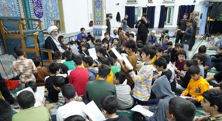 قاب هایی زیبا از حضور امام جمعه بوشهر در حلقه متعکفین