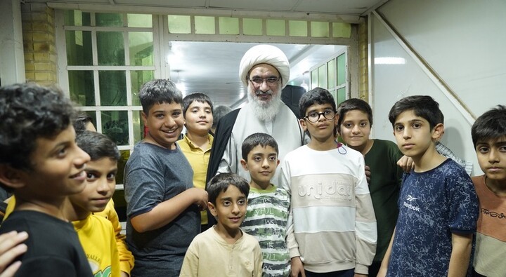 قاب هایی زیبا از حضور امام جمعه بوشهر در حلقه متعکفین